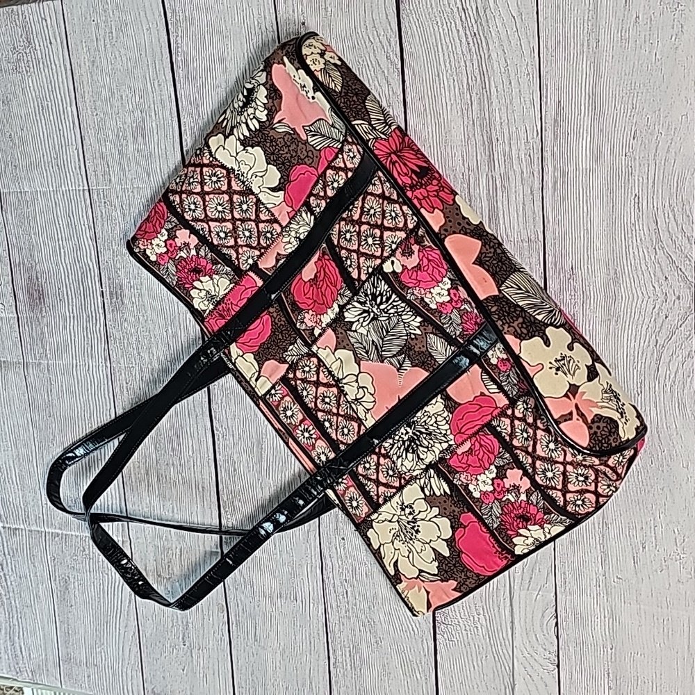 Like new! Vera Bradley zip up shoulder bag
